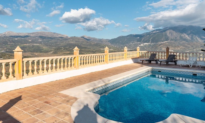 Vinuela House | Holiday Home 'Casa Maria' with Lake View, Private Pool and Wi-Fi