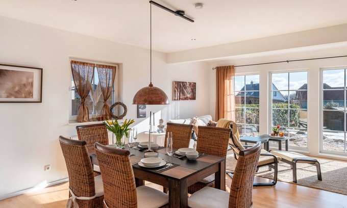 Marlow House | Holiday Home 'Casa Meeresbrise am Vogelpark Marlow' with Private Terrace and Private Garden