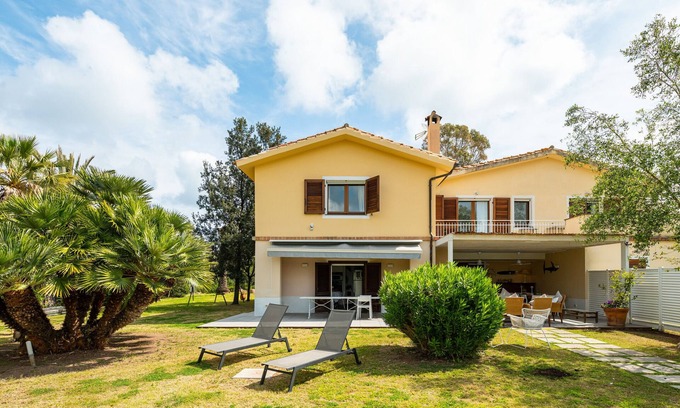Pula House | Holiday Home 'Casa Peppina Sulla Spiaggia' with Private Terrace, Wi-Fi and Air Conditioning