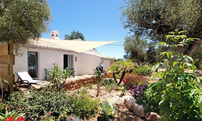 Moncarapacho e Fuseta House | Holiday Home 'Casa Frango' with Mountain View, Shared Pool, Garden & Wi-Fi