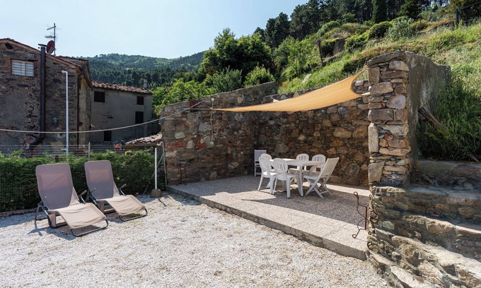 Ruota House | Holiday Home 'Casa Rosa' with Private Terrace, Private Garden and Wi-Fi