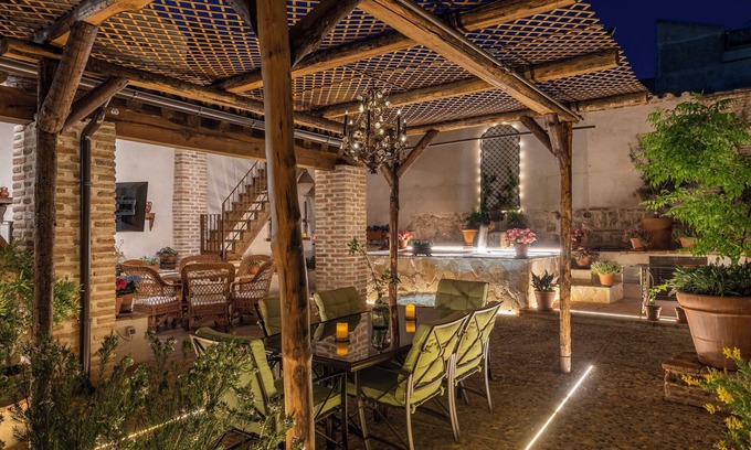 Noves House | Holiday Home 'Casa Rural 5 Estrellas El Baluarte' with Private Pool, Private Garden and Wi-Fi
