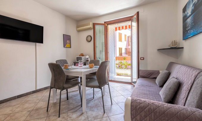 Lido Apartment | Holiday Home 'Casa 'Sole Del Lido' with Balcony and Air Conditioning