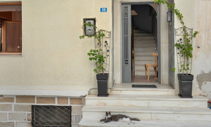 Ermoupoli House | Holiday Home 'Central Apartment Lili' with Air Conditioning