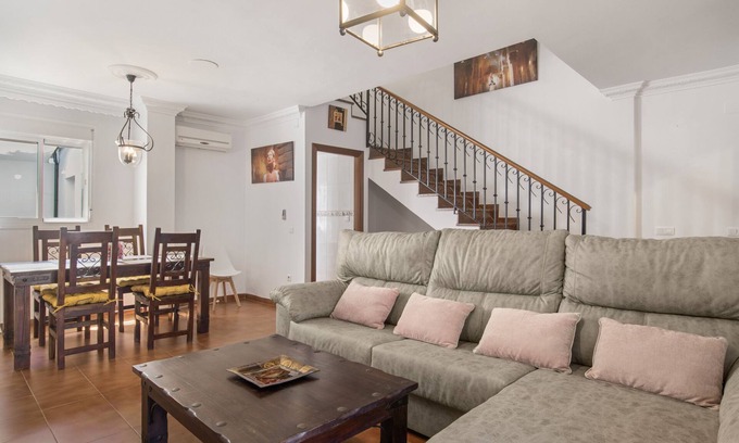 Ronda House | Holiday Home 'Cherie' with Private Pool, Wi-Fi and Air Conditioning
