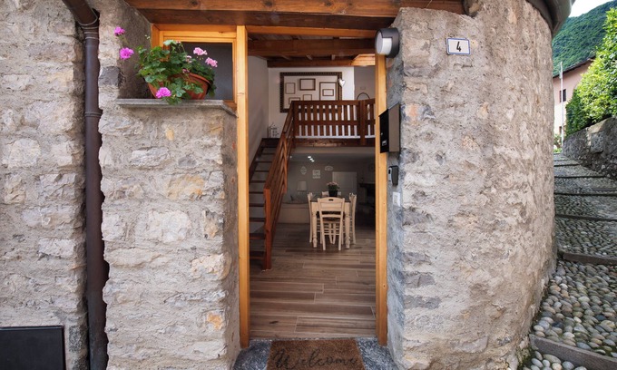 Vassena House | Holiday Home 'Cottage' with Wi-Fi