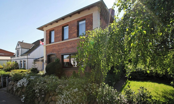 Wesselburen House | Holiday Home 'Die Kleine' with Private Terrace, Private Garden and Wi-Fi