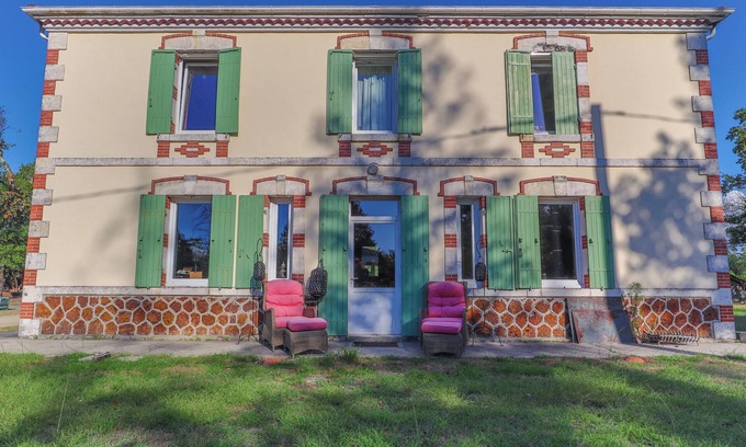 Trensacq House | Holiday Home 'Domaine Les Maisons Des Houssats' with Shared Pool, Private Terrace and Wi-Fi