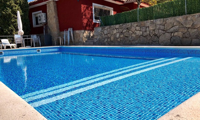 Valdemorillo House | Holiday Home 'El Bolero De Brasal' with Private Pool, Wi-Fi and Air Conditioning