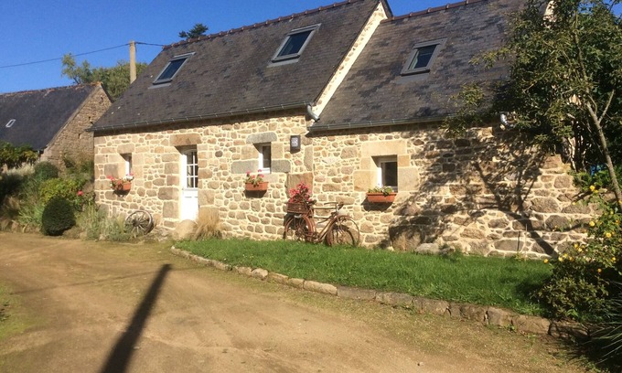 Ploubezre House | Holiday Home 'Entre Terre Et Mer Maison De Charme' with Private Terrace, Private and Balcony