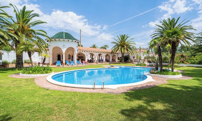 Miami Platja Villa | Holiday home for families with swimming pool, tennis court & many other facilities