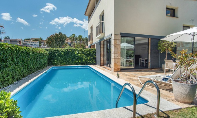 Vallpineda House | Holiday Home 'Sunny House' with Sea View, Wi-Fi and Air Conditioning