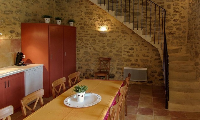 Colonzelle Cottage | Holiday Home 'Est' with Shared Pool, Private Terrace and Wi-Fi