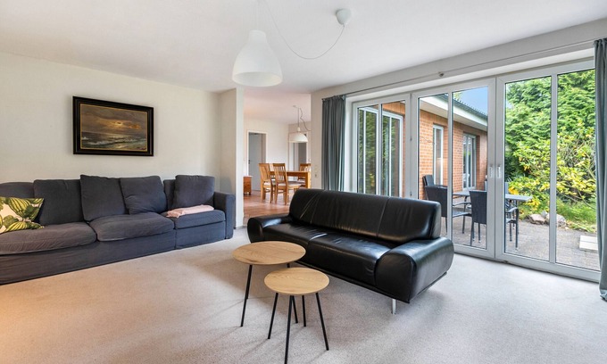 Brunsbuttel House | Holiday Home 'Ferienhaus Sprante' with Private Terrace, Private Garden and Wi-Fi
