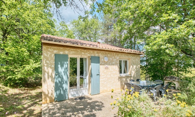 Salignac-Eyvignes House | Holiday Home 'Morille' with Shared Pool, Private Terrace and Private Garden