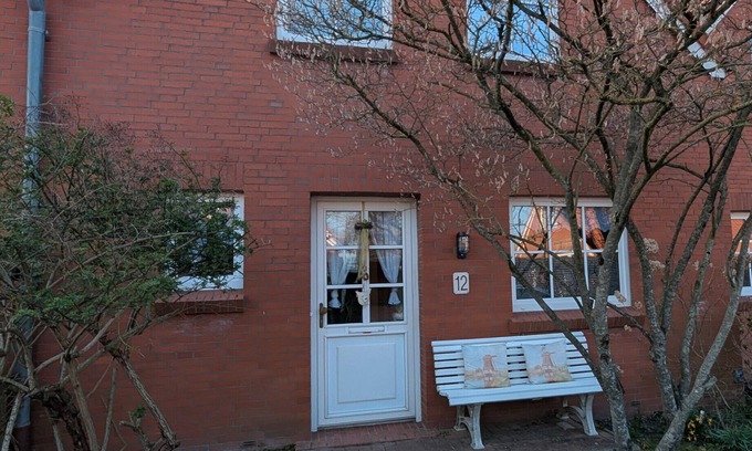 Ditzum House | Holiday Home 'Franz' with Private Terrace, Private Garden and Wi-Fi