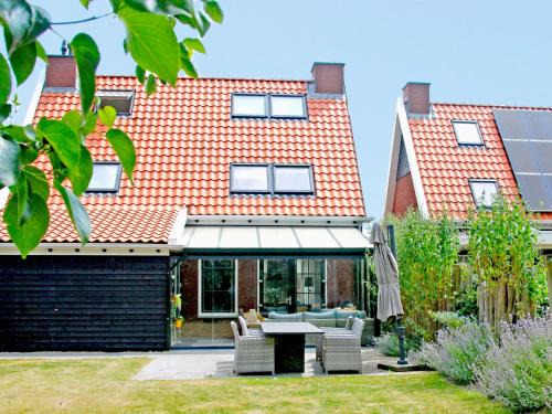 Colijnsplaat House | Holiday Home Ganuenta-1 by Interhome