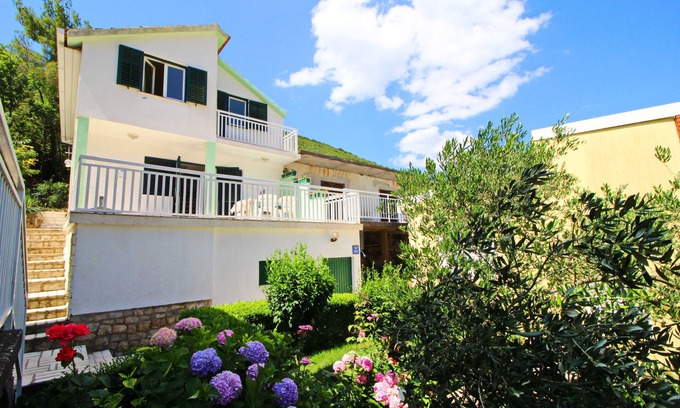 Hodilje House | Holiday Home Gea - Three Bedroom Holiday Home with Terrace and Partial Sea View