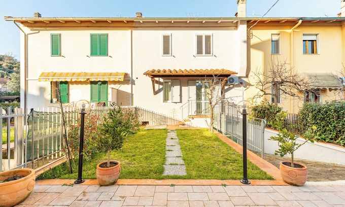 Poggio a Caiano House | Holiday Home 'Giuliana' with Private Terrace, Private Garden and Wi-Fi