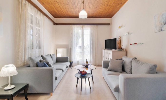 Agios Ioannis House | Holiday Home 'Giorgos House First Floor' with Sea View, Private Terrace and Wi-Fi