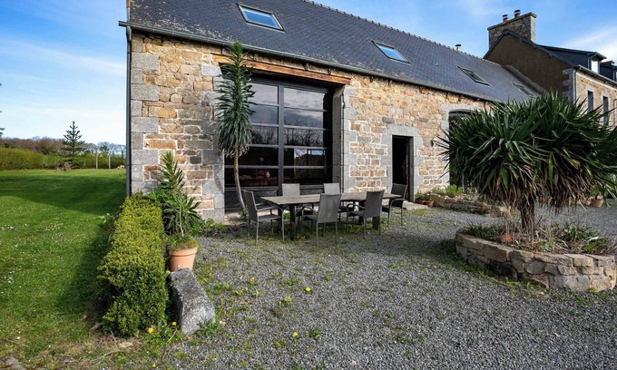 Prat House | Holiday Home 'Gite La Grange Cheval Rouge 4 Pers' with Shared Pool