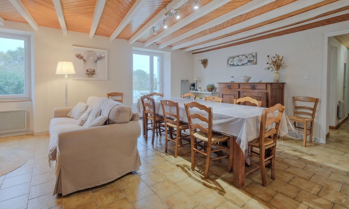 Allemans House | Holiday Home 'Gîte Le Moutat-L'Etable' with Private Terrace, Private Garden and Wi-Fi