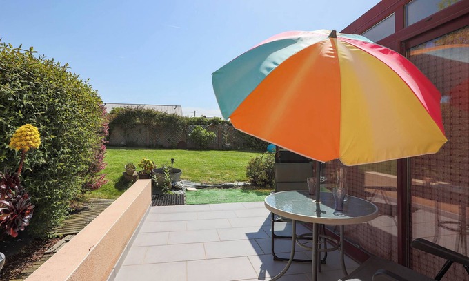 Plouezec House | Holiday Home 'Gîte Proche Mer 800 M' with Private Terrace, Shared Garden and Wi-Fi