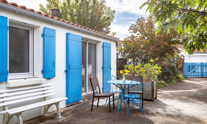 L'Epine House | Holiday Home 'Gîte Tout Confort 800m Plage' with Private Terrace and Private Garden
