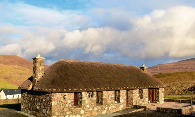 Uig House | Holiday Home Glenn Cottage by Interhome