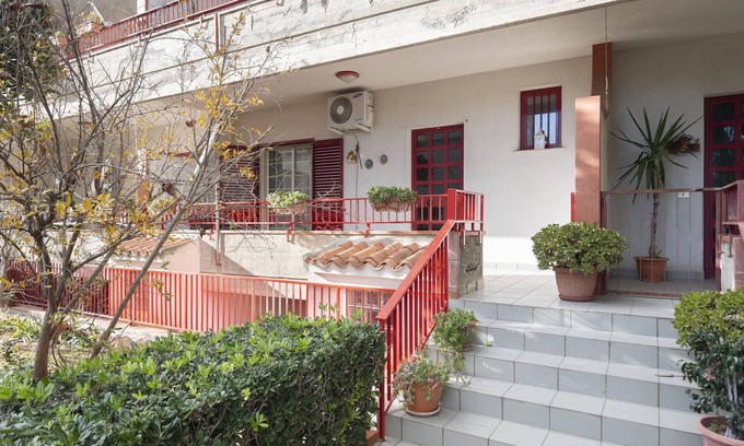 Partanna House | Holiday Home "Gmg - Mondello House" with Mountain View, Garden & Terrace