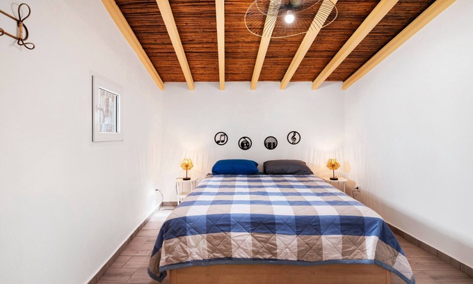 Mertola House | Holiday Home 'Gotinha D' Água' with Private Garden, Wi-Fi and Air Conditioning