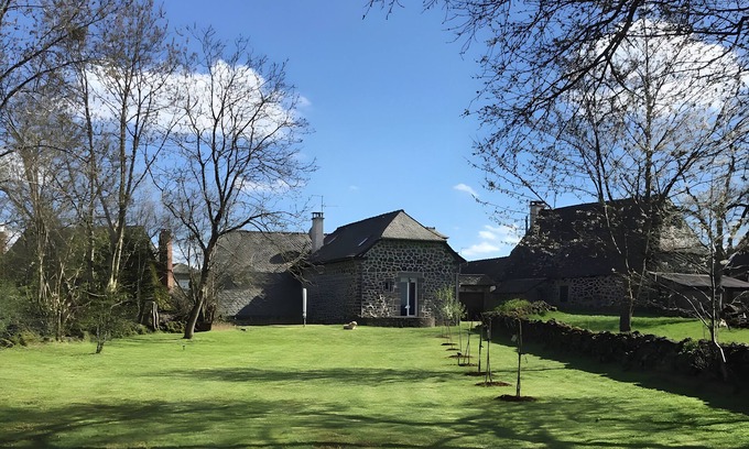 Lacroix-Barrez House | Holiday Home 'Grange 1850 Fully Renovated' with Private Terrace, Private Garden and Wi-Fi