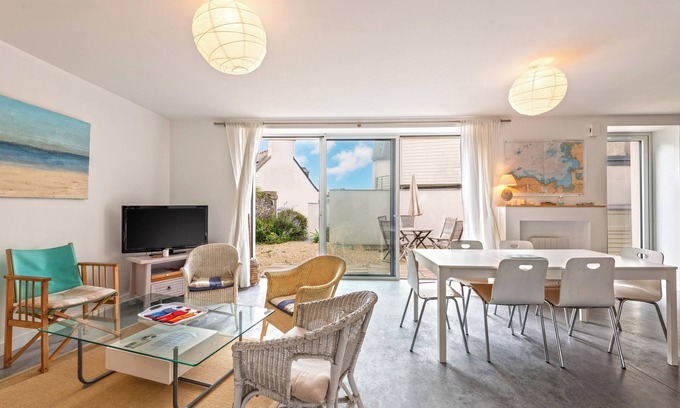 Locquirec House | Holiday Home 'Grande Maison Sur Le Port' with Sea View, Private Terrace and Wi-Fi
