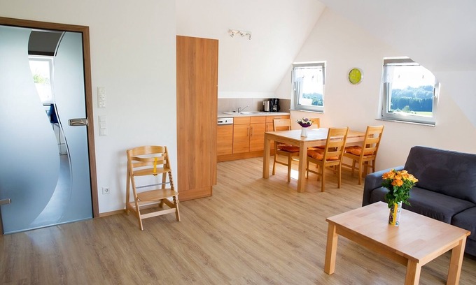 Hohenbodman House | Holiday Home 'Haus 2, 70 Qm, 2 Schlafzimmer' with Shared Garden, Balcony and Wi-Fi