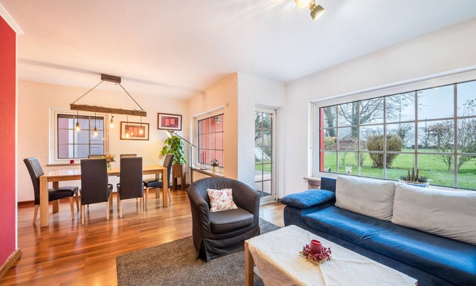 Bogenhausen House | Holiday Home "Haus Rose Muc City" with Balcony & Wi-Fi