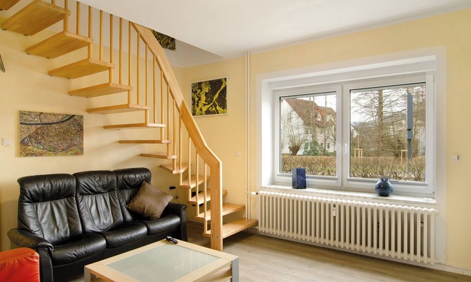 Hoexter House | Holiday Home 'Haus Unterm Räuschenberg' with Mountain View, Private Terrace and Wi-Fi