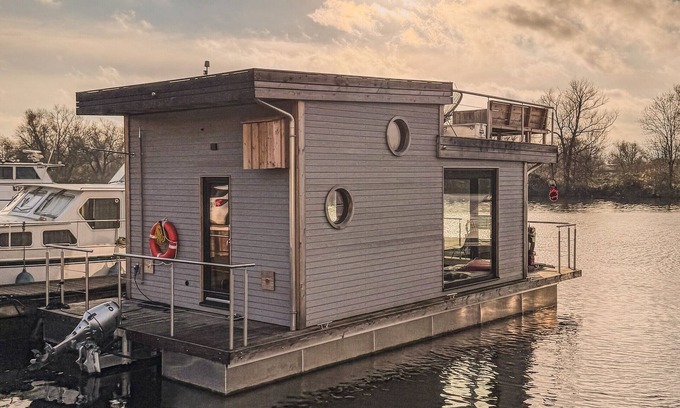 Moorfleet House | Holiday Home 'Hausboot Off An Schöner Dove Elbe' with Private Terrace and Wi-Fi