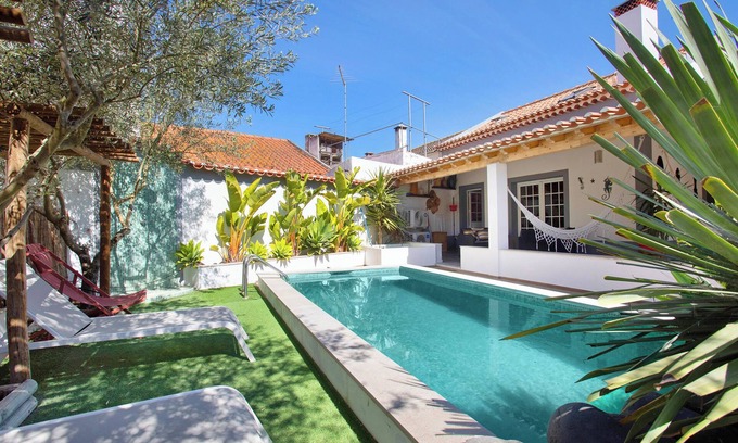 Cartaxo House | Holiday Home 'Holi' with Private Pool, Wi-Fi and Air Conditioning