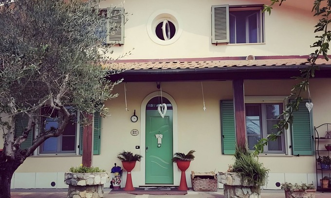 Massa House | Holiday Home 'Il Verziere Delle Rose' with Private Garden, Wi-Fi and Air Conditioning