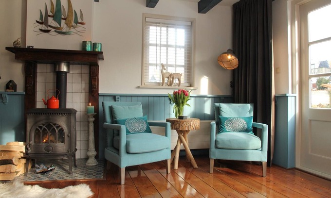 Hindeloopen House | Holiday Home in Hindeloopen by Lake