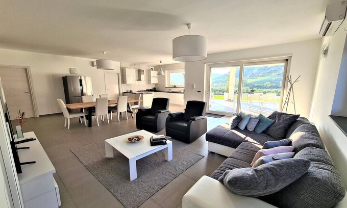 Leonforte House | Holiday Home in Leonforte with Private Pool