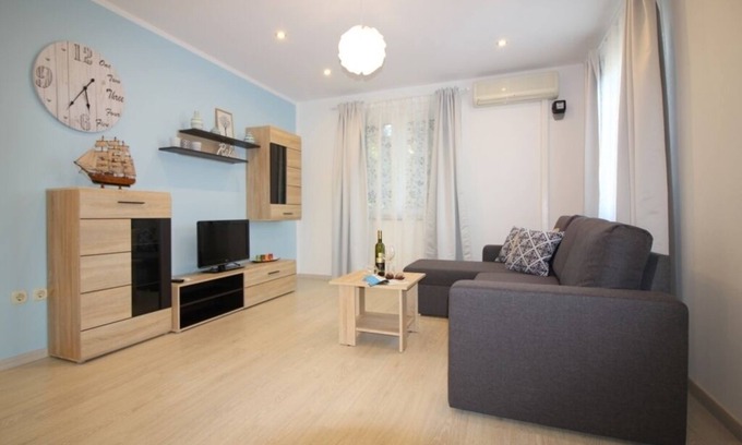 Antonci House | Holiday Home in Poreč with Terrace, Air condition, WIFI, Dishwasher (4400-4)