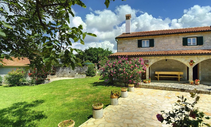 Rojnici House | Holiday Home in Rojnici with Private Pool