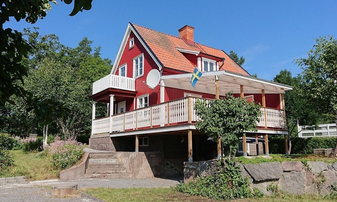 Ankarsrum House | Holiday home in Småland with a rowing boat, kayak and large veranda, Tjust Skärgård