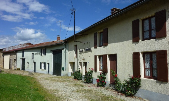 Barricourt House | Holiday Home in Tailly near Forest