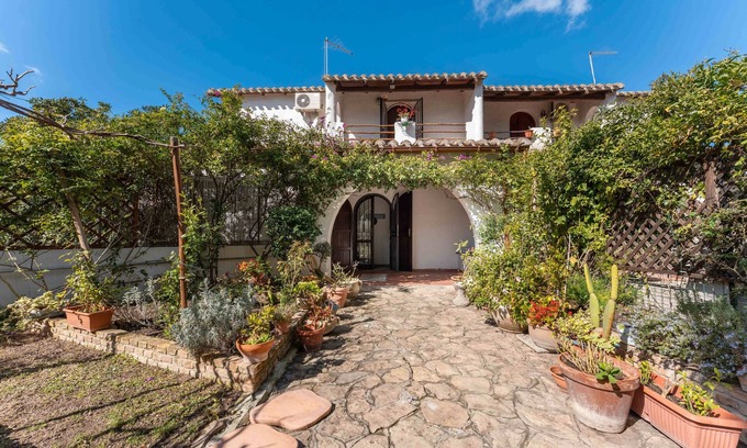 Capitana House | Holiday Home 'Casa Marras A Pochi Passi Dal Mare' with Sea View, Wi-Fi and Air Conditioning