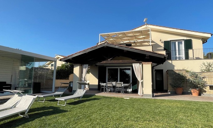 Trevignano Romano Villa | Holiday Home "Lago Blu": on Lake Bracciano for groups, families and pets.