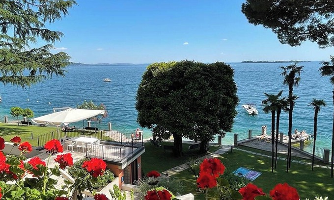 Gardone Riviera House | Holiday Home "Jessika" on the Lake with Shared Garden and Wi-Fi