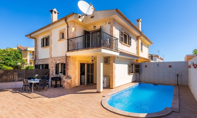 Can Picafort House | Holiday Home “Jordi” close to the Sea with Mountain View, Wi-Fi, Terrace & Pool