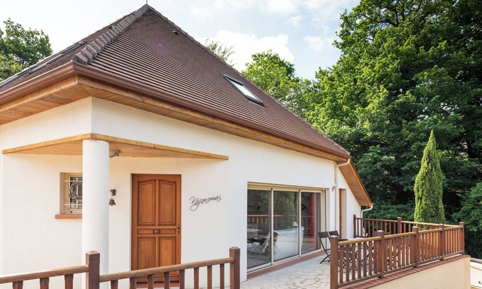 Coarraze House | Holiday Home 'Kojonomai' with Private Terrace, Wi-Fi and Air Conditioning